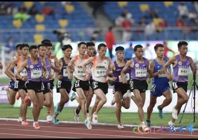 ▲陈天宇（中间），2021级学生，本届全运会参加男子马拉松项目