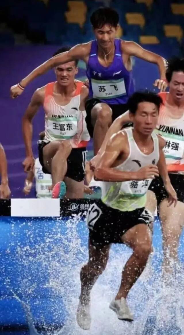 ▲王富东（左一），2020级学生本届全运会参加男子3000米障碍比赛