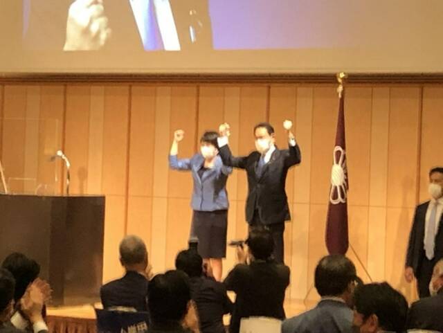 在岸田文雄当选报告会上，高市早苗“惊喜”登场