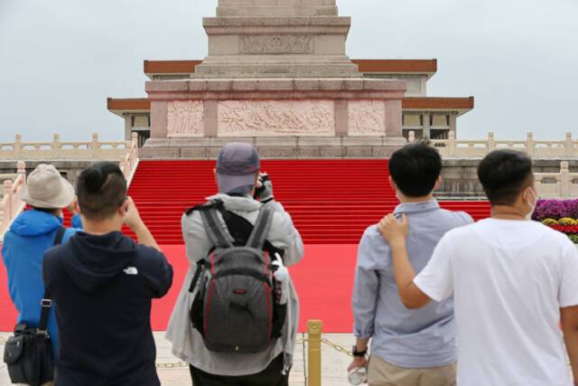 人民英雄纪念碑铺红地毯迎烈士纪念日