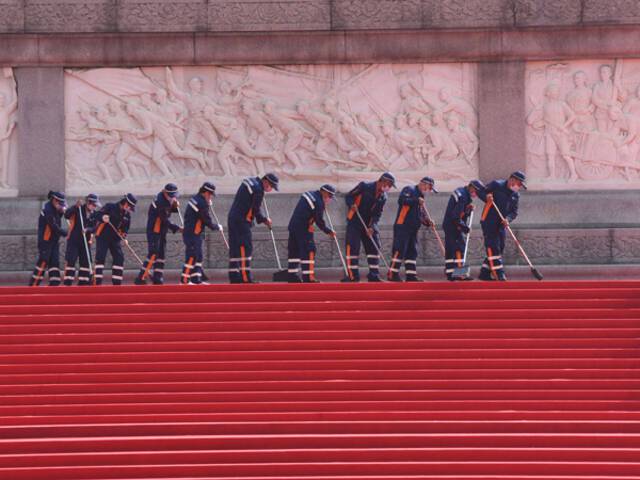 人民英雄纪念碑铺红地毯迎烈士纪念日