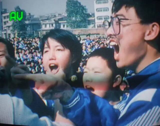 今天的学生应该很难想象，英语培训曾经如此疯狂。/纪录片《疯狂英语》