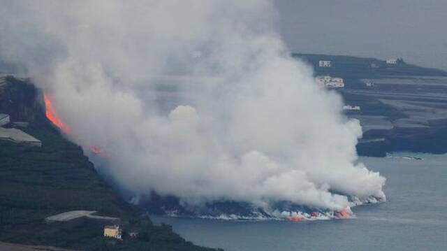 西班牙拉帕尔马岛火山熔岩流已入大海 形成沉积物超50米高