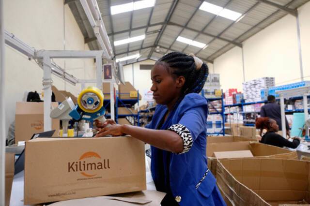 在电商平台Kilimall位于肯尼亚首都内罗毕南郊的仓库，一名工作人员在打包商品。新华社记者杨臻摄