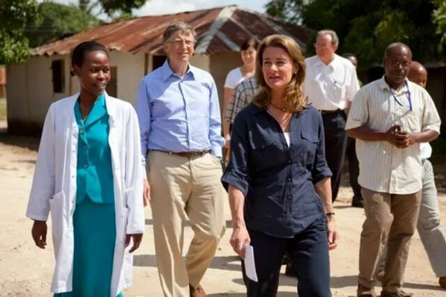 2011年 6月，比尔·盖茨和梅琳达·盖茨在坦桑尼亚参观医疗公益项目。