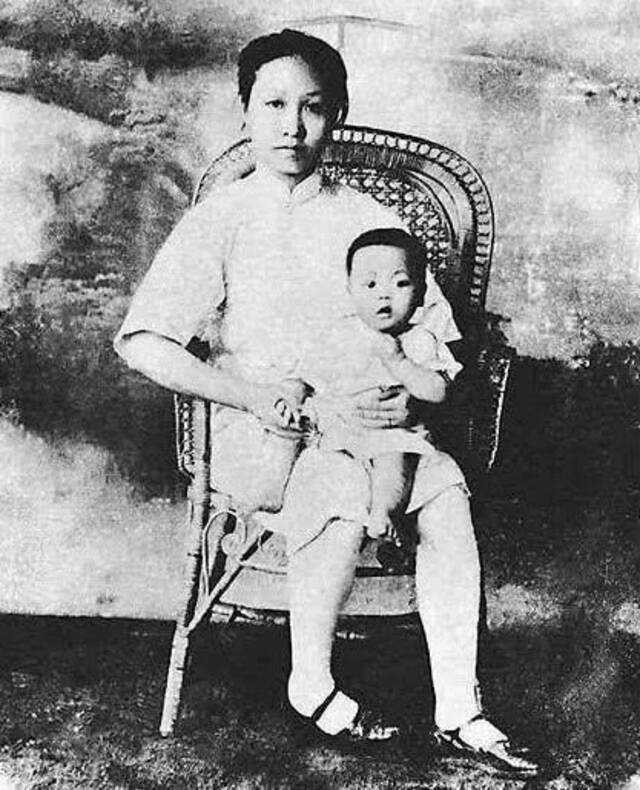 ·1931年，赵一曼和儿子“宁儿”在上海合影。