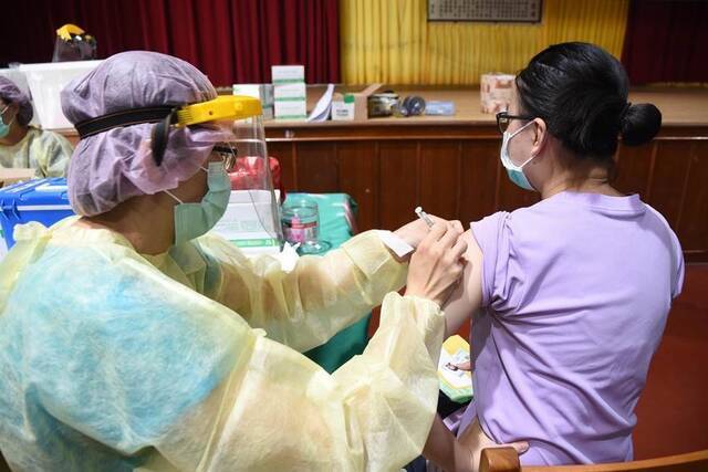 岛内民众在接种站接种疫苗（图片来源：“中时新闻网”）