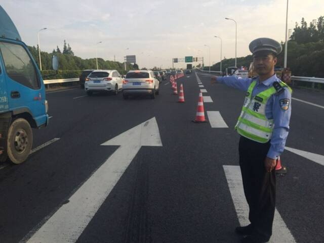 9月30日上午，崇明交警在G40沪陕高速长江隧桥段执勤本文图片均为市局供图