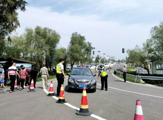 长兴派出所民警在上海长兴郊野公园周边执勤