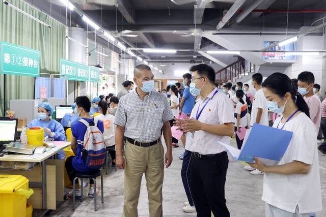 丰泽区纪检监察干部到泉州市侨乡体育中心新冠疫苗方舱接种点开展督查（张九强摄）