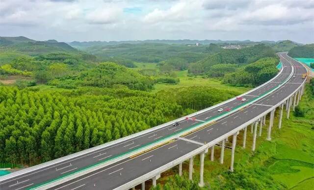 ▲9月28日，南宁沙井至吴圩高速公路建成通车。沙吴高速公路建设有6个北斗差分基站，构建北斗高精度地基增强网，为车辆提供实时精确的位置信息。广西交投集团供图