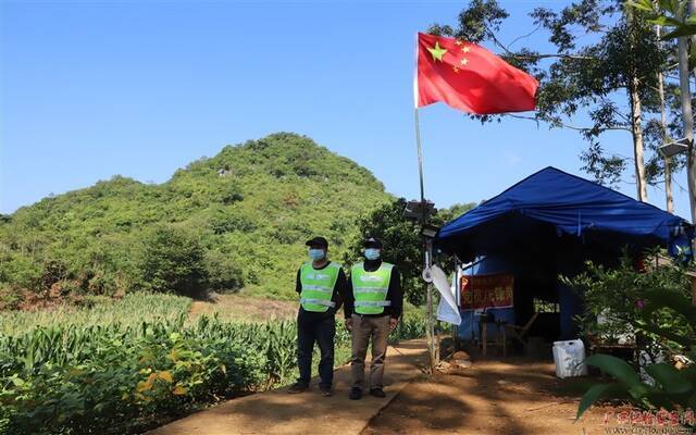 图为广西凭祥市友谊镇辖区内1099号界碑山脚下的疫情防控卡点，执勤人员正在值守。