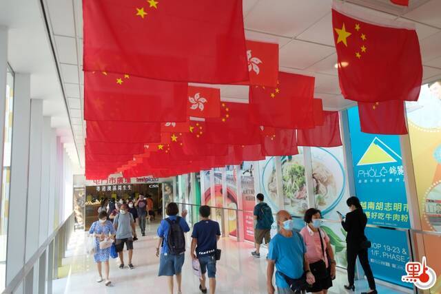 港媒：国庆节将至，香港街头飘扬国旗和区旗