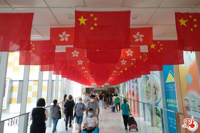 港媒：国庆节将至，香港街头飘扬国旗和区旗