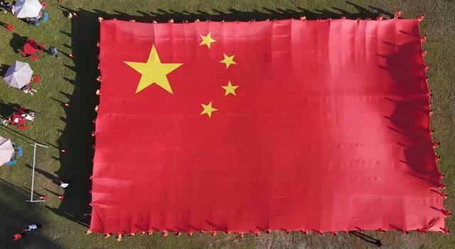 庆祝新中国成立72周年 巨型国旗在香港街头展示