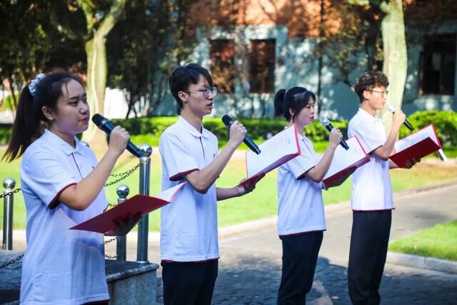 升国旗奏国歌！上理师生祝福祖国！