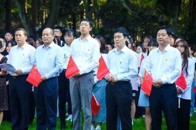 升国旗奏国歌！上理师生祝福祖国！