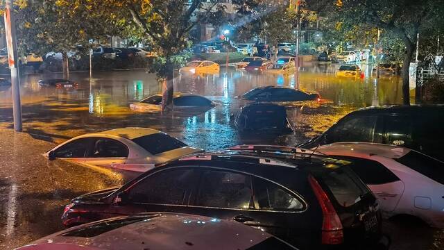 辽宁大连遭遇强降雨和冰雹天气 城区出现鸡蛋大冰雹