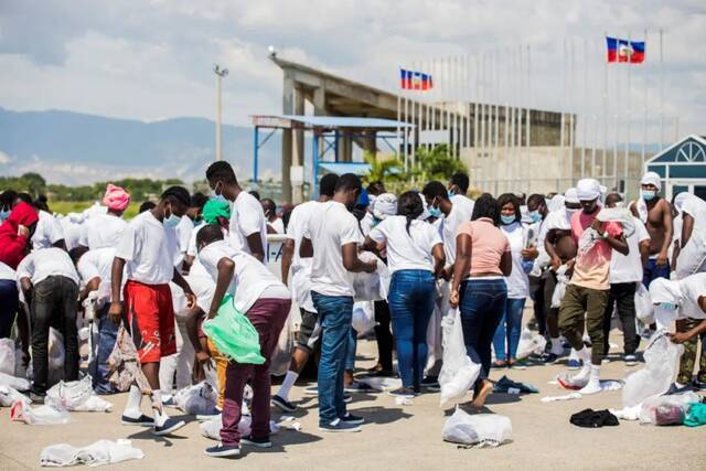 当地时间2021年9月21日，海地太子港，被美国遣返的非法海地移民搭乘飞机回国，抵达机场。图/IC photo