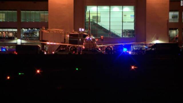 美国航空公司航班落地后发生意外 一乘客打开紧急出口走到机翼
