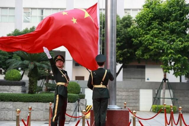 驻澳门部队：多个营区同步举行升国旗仪式