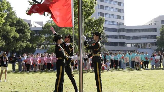 今天的东华，满眼都是“中国红”！