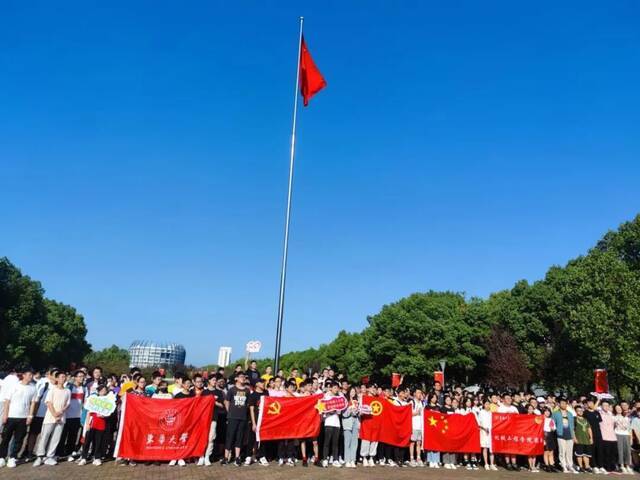 今天的东华，满眼都是“中国红”！