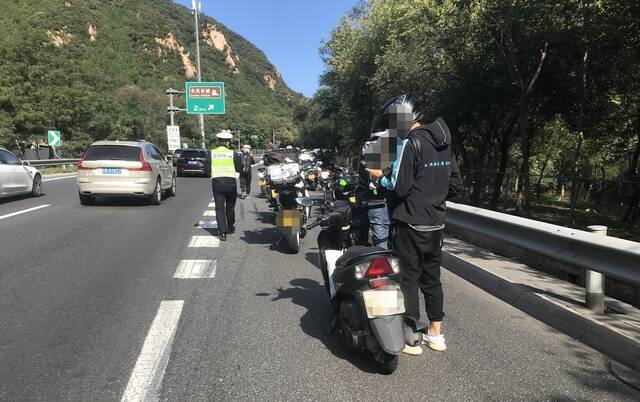 假期首日，京藏高速百余辆车走应急车道被罚