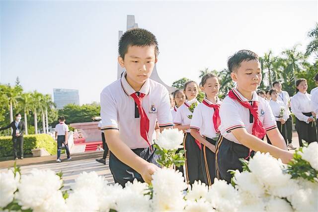 在海口市金牛岭烈士陵园，少先队员代表为先烈献花。海南日报记者 封烁 摄