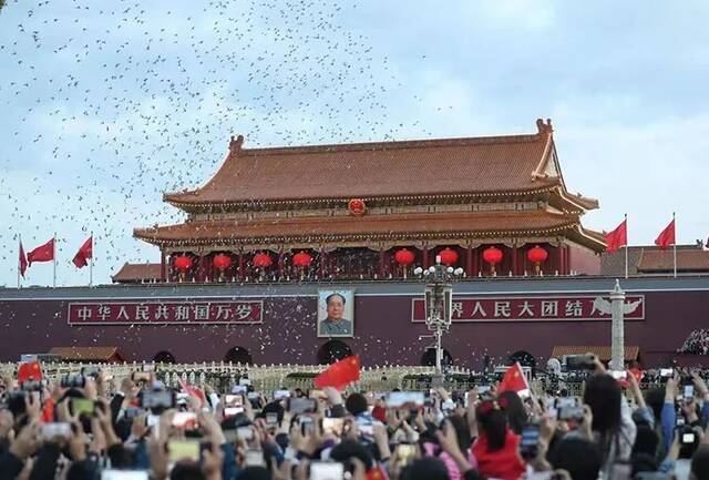 ▲当国旗升到旗杆顶端，白鸽腾空而起。