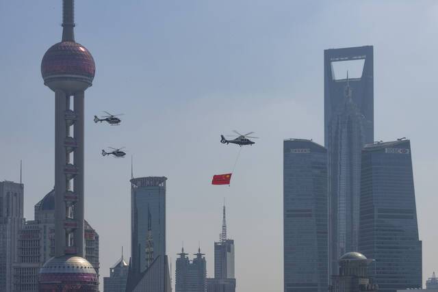 2021年10月1日，上海市公安局警务航空队的三架警用直升机悬挂国旗出现在了黄浦江上空，向祖国母亲献礼。本文图片均由上海市公安局提供