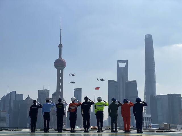 十余名上海公安先进代表面对国旗敬礼。