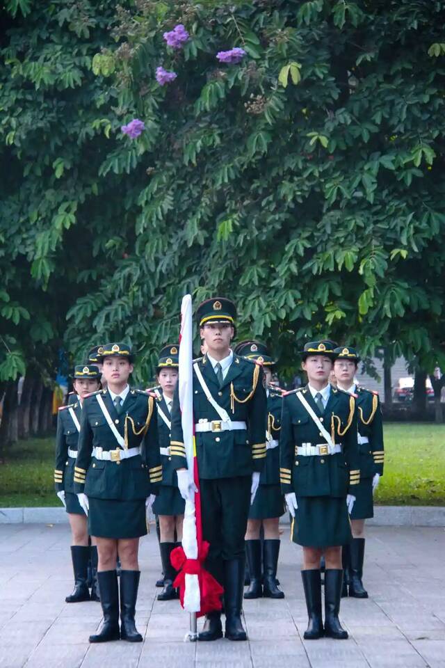 今晨，华南理工三校区同升国旗，共庆祖国华诞！