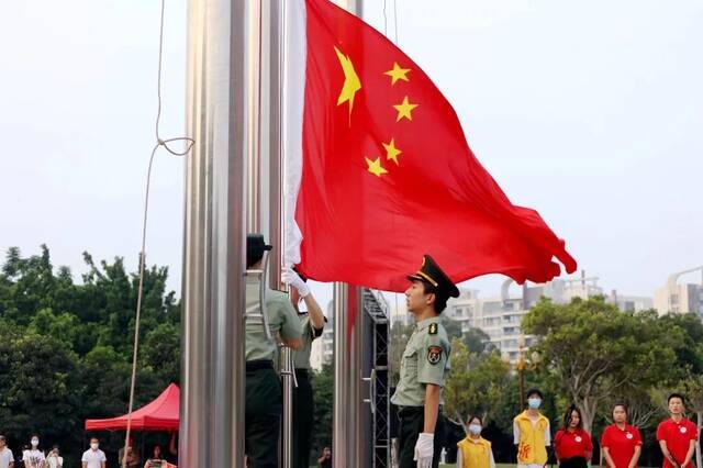 今晨，华南理工三校区同升国旗，共庆祖国华诞！