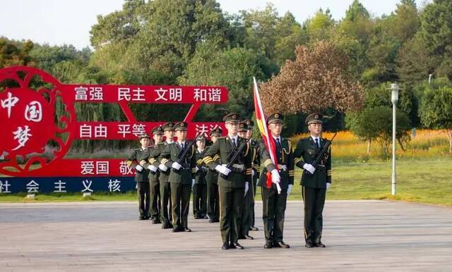 喜庆祖国华诞，厚植爱国情怀——我校举行升国旗仪式庆祝新中国成立72周年
