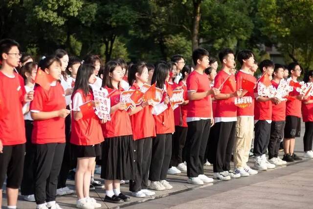 喜庆祖国华诞，厚植爱国情怀——我校举行升国旗仪式庆祝新中国成立72周年
