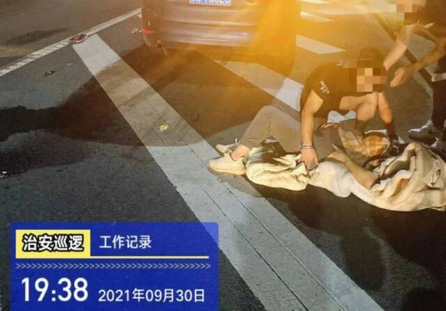 假期出城高峰，杭州一怀胎七月的孕妇竟躺在高速上......