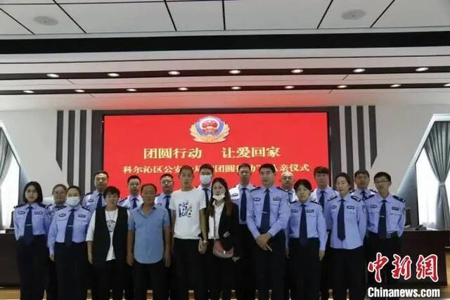 图为张旭一家与民警合影。刘姝媛摄