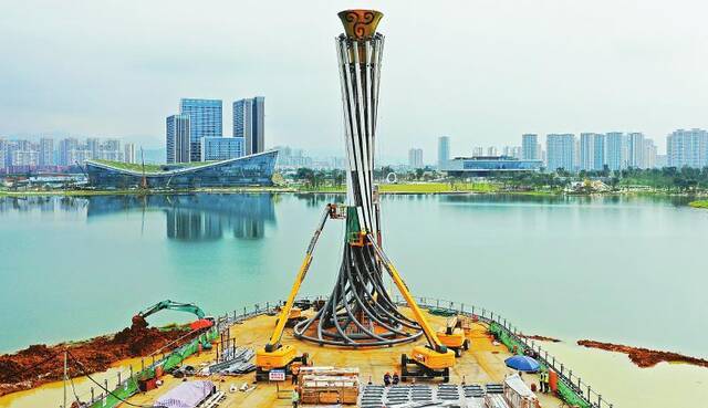 成都大运会东安湖公园火炬塔施工现场。（图片由中国五冶提供）