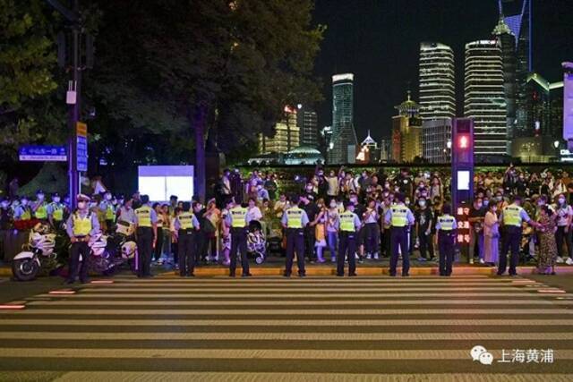 抢疯了！上海知名购物中心，顾客凌晨2点多出门买买买！最新“潮汐式安检”也火了