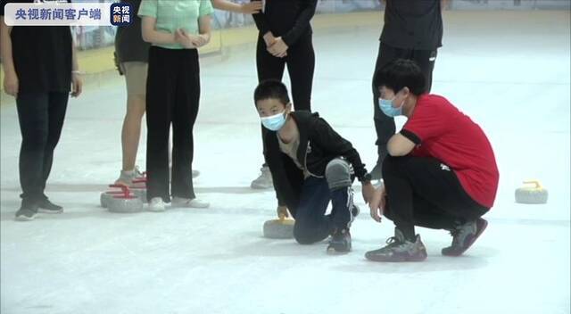 国庆期间“冰天雪地”受追捧！广州市民在家门口体验冰雪运动
