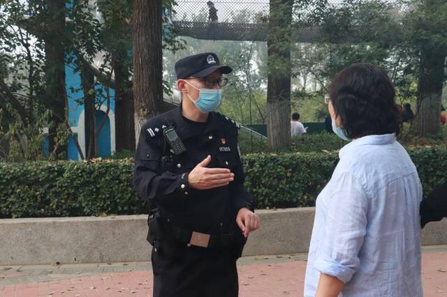 北京市公安局大兴分局榆垡派出所副所长安超正在执勤。新京报记者吴采倩摄