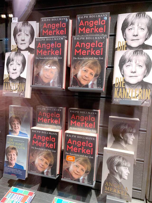 9月25日，德国柏林，杜斯曼购书中心临街橱窗展示的多种默克尔传记。@视觉中国