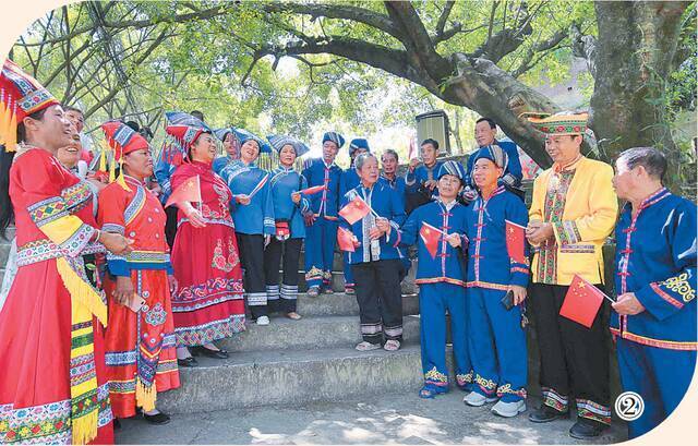 国庆期间，柳城县在东泉镇对河村歌圩码头举办迎国庆山歌会，来自当地以及融安、柳江等地的民间山歌手欢聚一堂，以山歌对唱的形式，讴歌党的惠民政策，歌唱幸福新生活。邓克轶摄