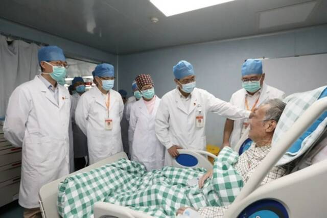 ▲2020年8月27日，广州，钟南山院士团队到病房看望上了111天ECMO的患者图/南方视觉