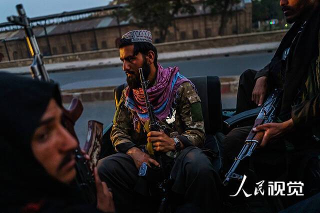 当地时间2021年8月26日，阿富汗喀布尔，塔利班成员在街头巡逻。人民视觉图