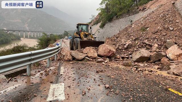 甘肃天水境内多处道路因降雨水毁 公路部门正在抢通