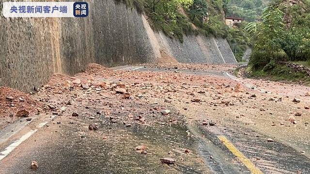 甘肃天水境内多处道路因降雨水毁 公路部门正在抢通