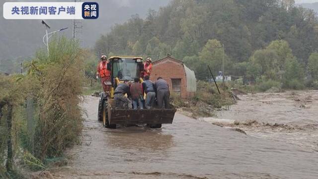 甘肃天水强降雨致民房被淹9人被困 消防部门紧急救援