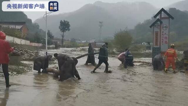 甘肃天水强降雨致民房被淹9人被困 消防部门紧急救援